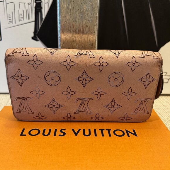 Louis Vuitton Pink Jasmin Mahina Leather Zip Around Wallet - Picture 3 of 12